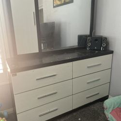 Dresser With Mirror