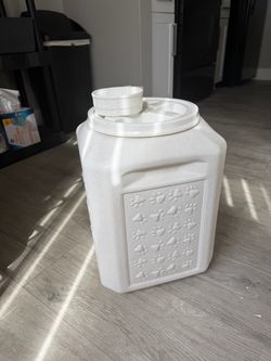 Dog food container with scoop 35 pounds