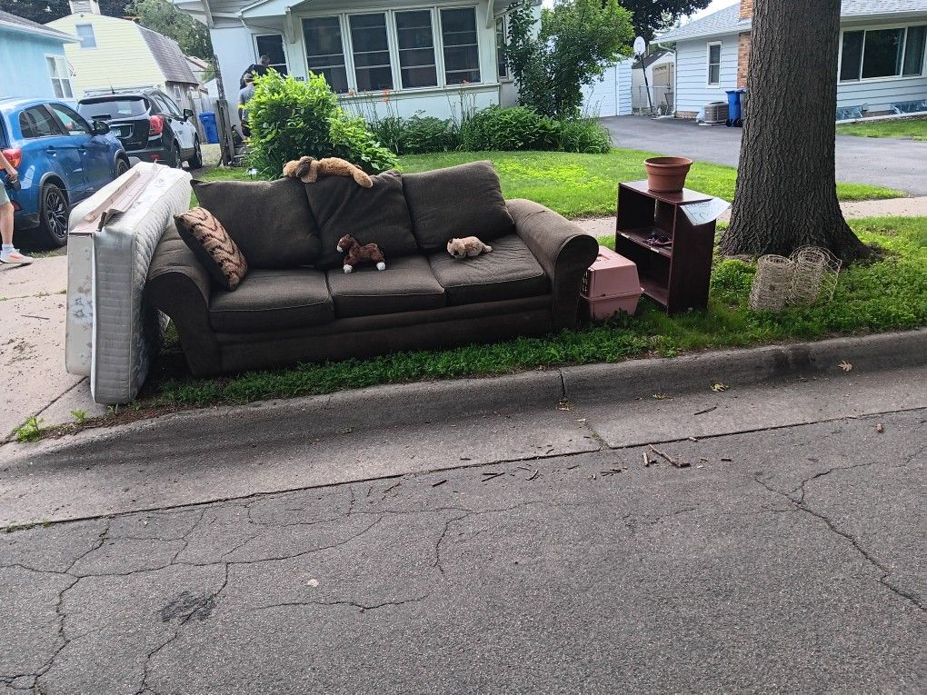 FREE COUCH TO GOOD HOME