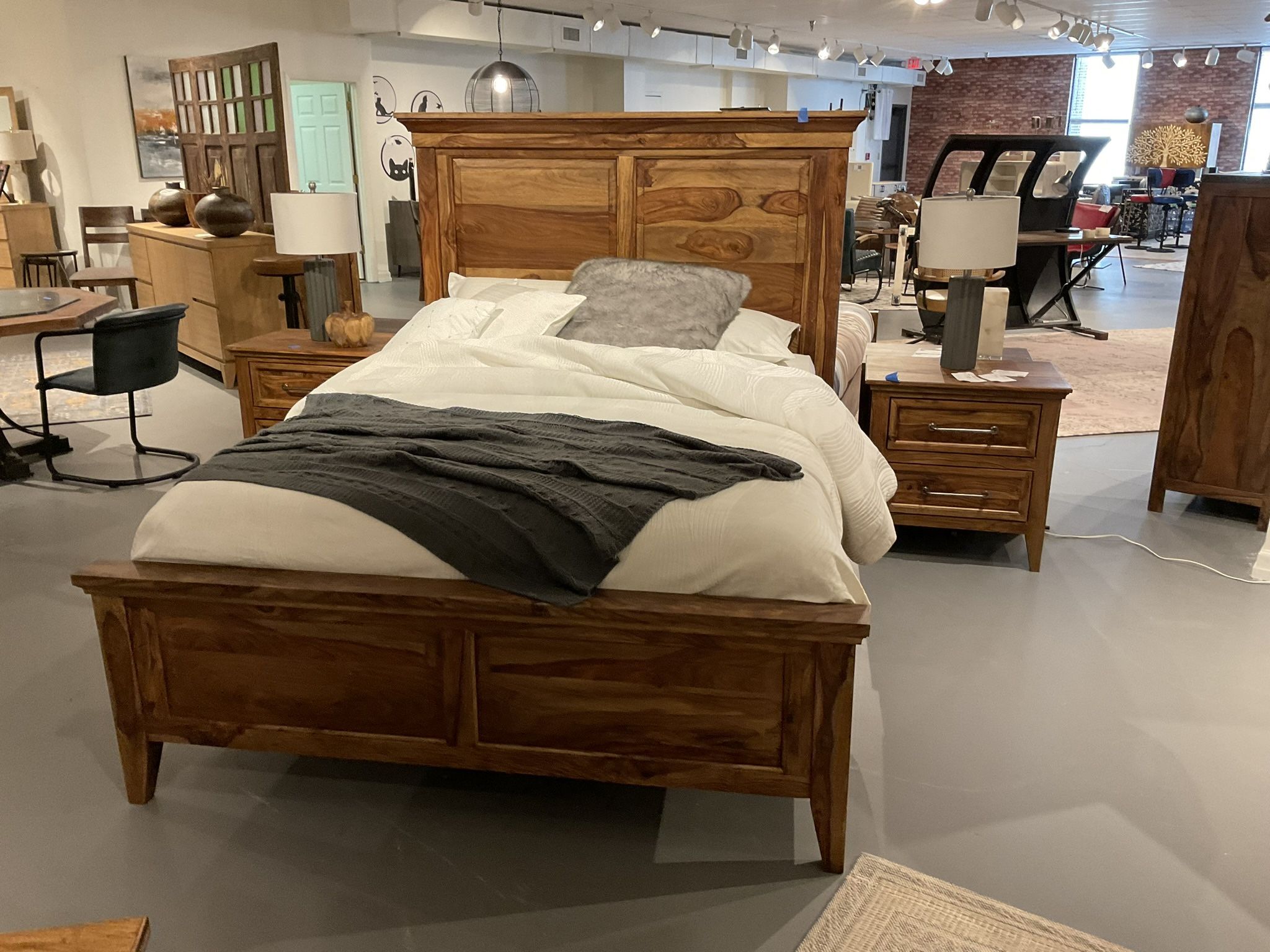 New Queen size 6 pc bedroom set solid wood