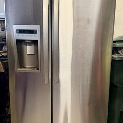LG side-by-side refrigerator in stainless steel. Model LSC27914ST, manufactured 2007.