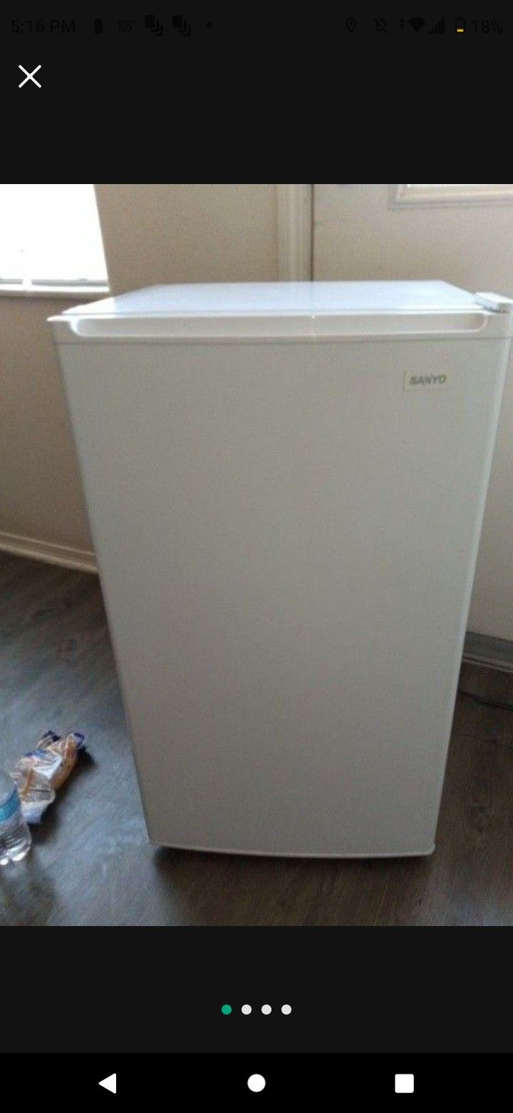 In New Condition $70 Sanyo Mini Fridge