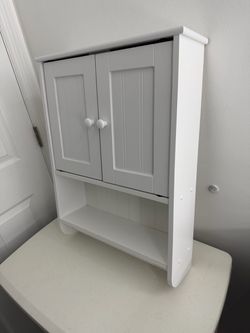 Wall Mounted Bathroom Cabinet With Towel Bar. Mueble De Baño De Pared Con Toallero