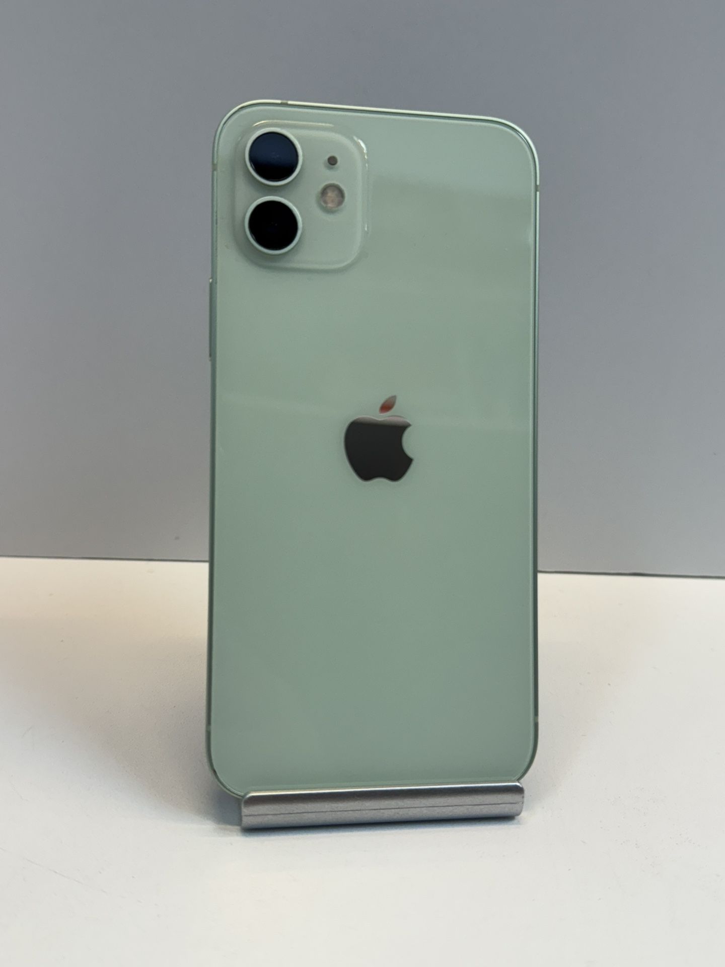 Apple iPhone 12 64gb. ( Unlocked Cellphone )
