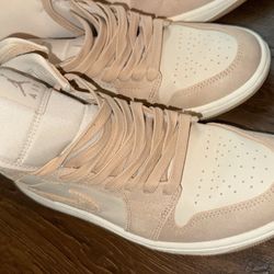 2 Wmns Air Jordan 1 Mid SE 'Legend Light 