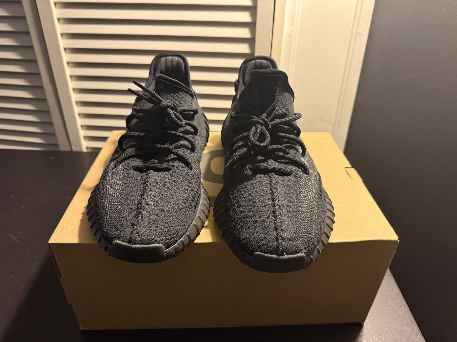 Yeezy 350 V2 “Onyx” – Size 10