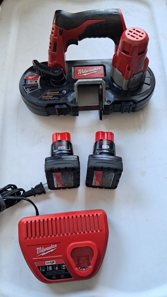 Milwaukee M12 Band Saw 2 3ah Batterys And Charger