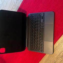 Apple iPad 11” Magic Keyboard