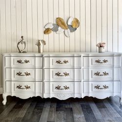 Beautiful Wooden Vintage French Provincial Thomasville Dresser, in an antique white, distress paint, original handles, lot space and organizer inside 