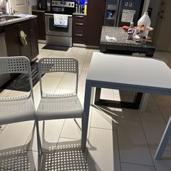 White Table And Chairs