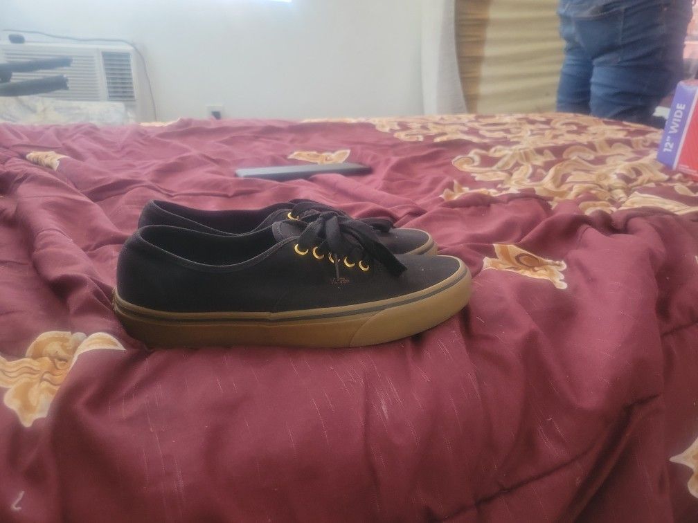 VANS SHOES NEW SIZE 8 FOR MEN