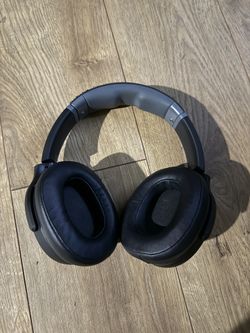Skull candy headphones, comes WITH charger and all accessories, $80 obo