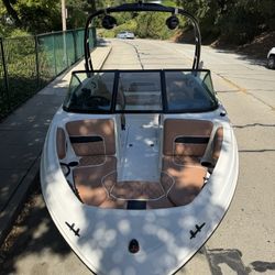 2013 Chaparral Boats H2O 19 SPORT Ski board Wakeboard Boat 4.3 V6