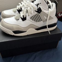 Jordan 4 Military Black Size 2Y
