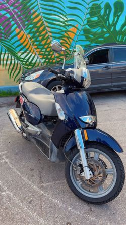 2009 Aprilia scooter 500cc (21,126 Miles-34,000 Kilometers $1500