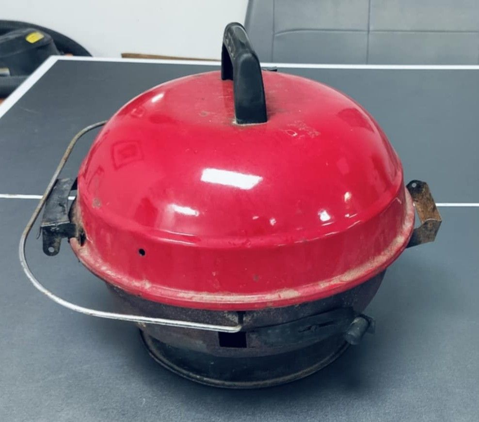 Portable/tail gate grill. Deep base thorough cook and smoker