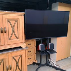 LG Smart TV With Rolling Stand 