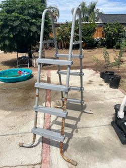 Pool ladder