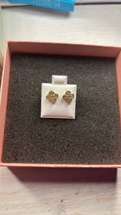 gold earrings