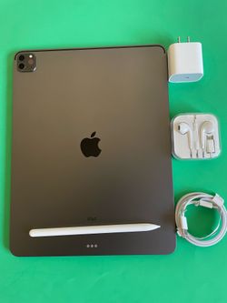 Apple IPad Pro 12.9” 5th Generation (M1 chip/ Face ID/2021) 128GB with pen, keyboard & Accessories