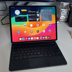 iPad Pro 12.9 4th gen 256gb with Magic Keyboard