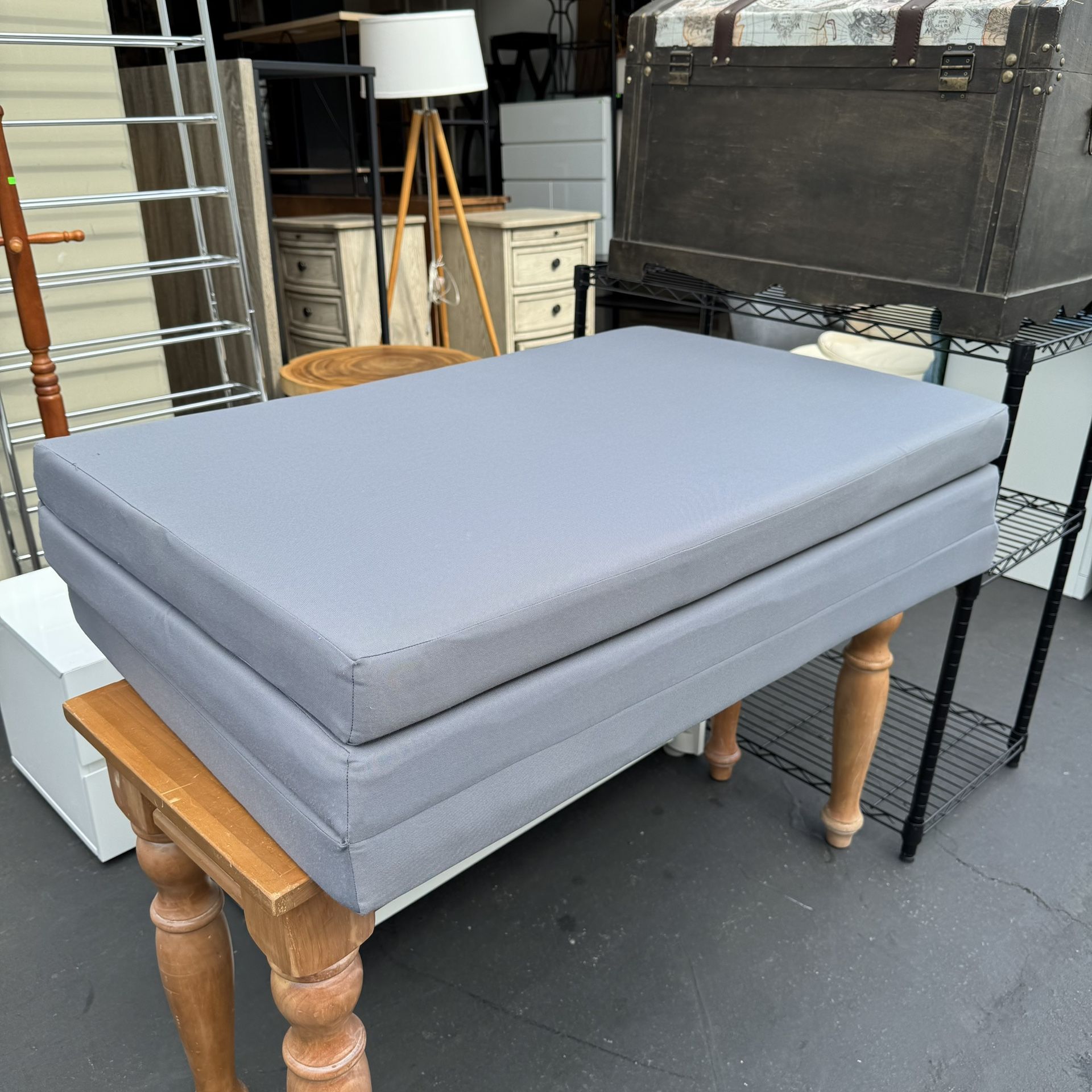 Twin size trifold 3 inch foam mattress very clean and good condition