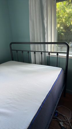 Black Metal Full-Size Bed Frame – Excellent Condition