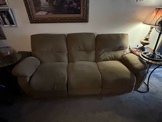 Reclining couch and loveseat