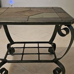 Wrought iron and tile-top end table. Mesa Centro Hierro Con Top De Piedra