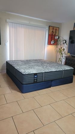 VERY NICE KING SIZE SEALY POSTUREPEDIC MATTRESS AND BOXSPRINGS FOR SALE! IN EXCELLENT CONDITION, FREE DELIVERY