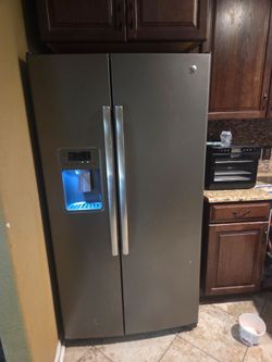 GE 27.9-cu ft Standard-Depth 36-in Wide Side-by-Side Refrigerator with Ice Maker ,Water and Ice Dispenser ( Fingerprint Resistant Stainless Steel )Ret