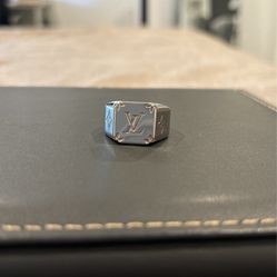 Louis Vuitton Signet Ring Size Large 