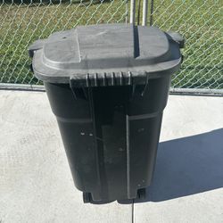 Wheeled garbage can  (clean)