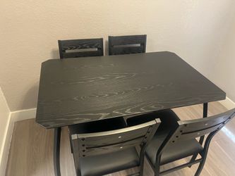 Mesa de madera de cuatro sillas