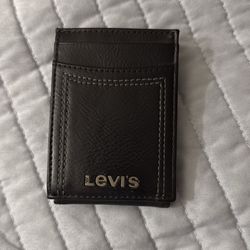 levi’s magnetic wallet