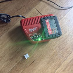 Milwaukee M12 charger - no Batt.s