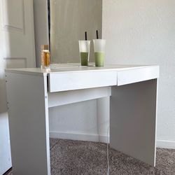 Make up desk