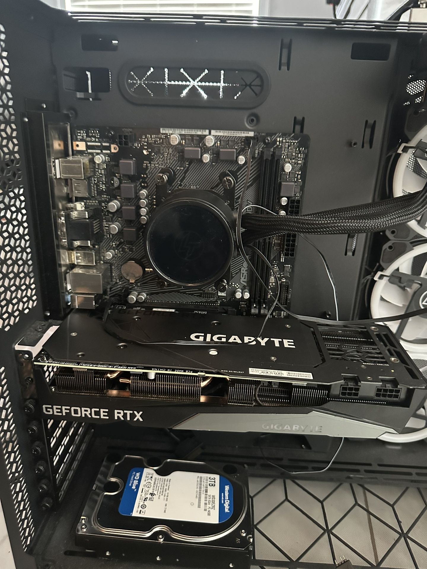 3070, Ryzen 5600 6core, 4 Fans, liquid Cooled Cpu, B550M Motherboard