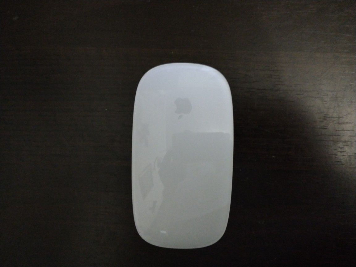 Apple magic mouse 2 A1657  very good condition is wireless and in very good condition and is priced to sell