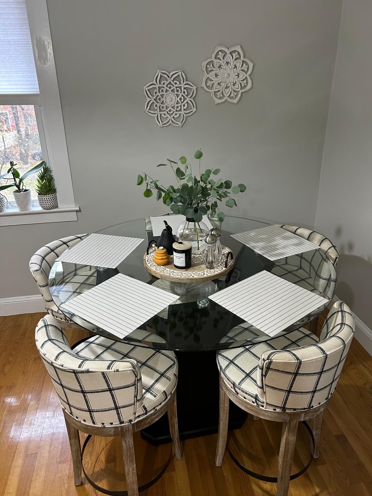 Round Dining Table With Chairs