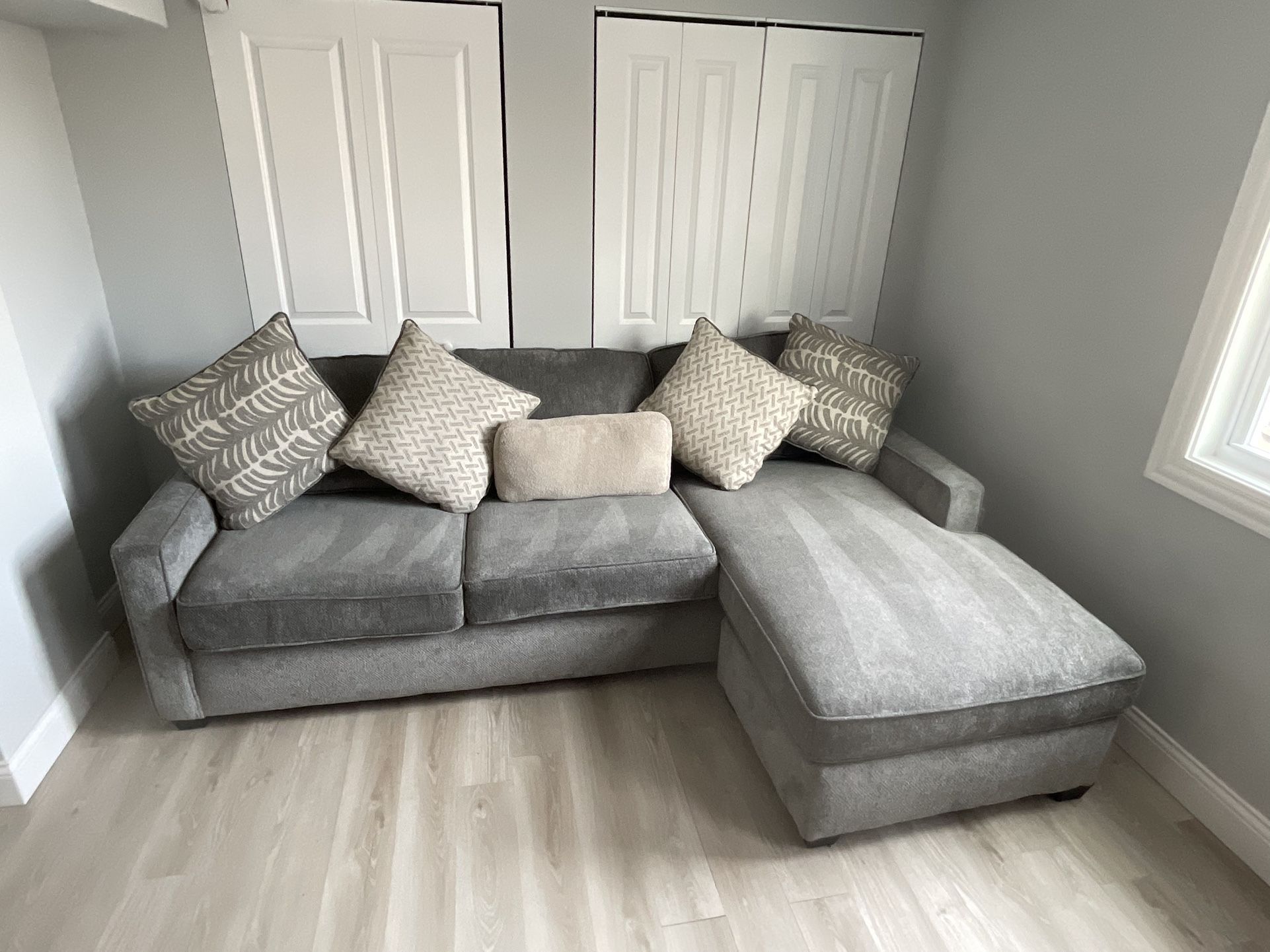 β¨ Stylish Sectional Sofa β Excellent Condition! β¨