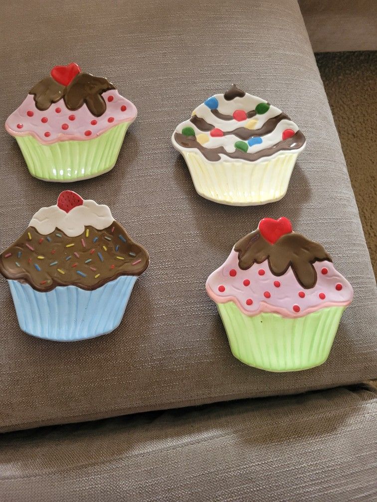 Cupcake Dessert Plates Set of 4 Boston Warehouse Trading Corp 2004 Birthday Cake