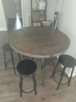 Round dining table
