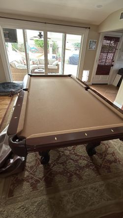 Very nice pool table with many extras