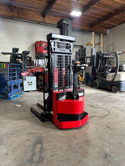 Raymond electric pallet stacker