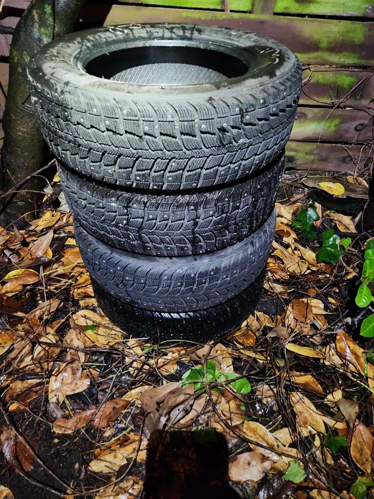 195/60/15 Set Of Four Studded Snow Tires