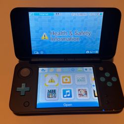 Nintendo 2DS XL + Charger