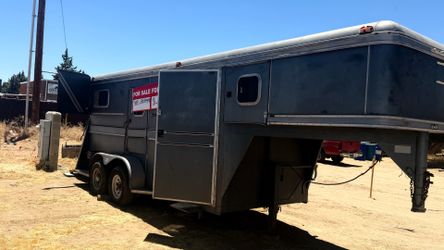 3 horse trailer hauler