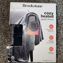 Brookstone Cozy Heated Plush Throw – 50” x 60”