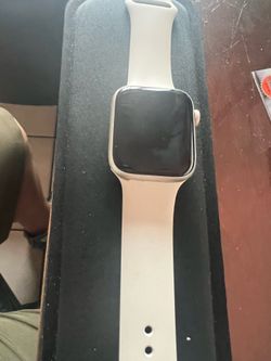 Se 44 like new w/original Apple charger